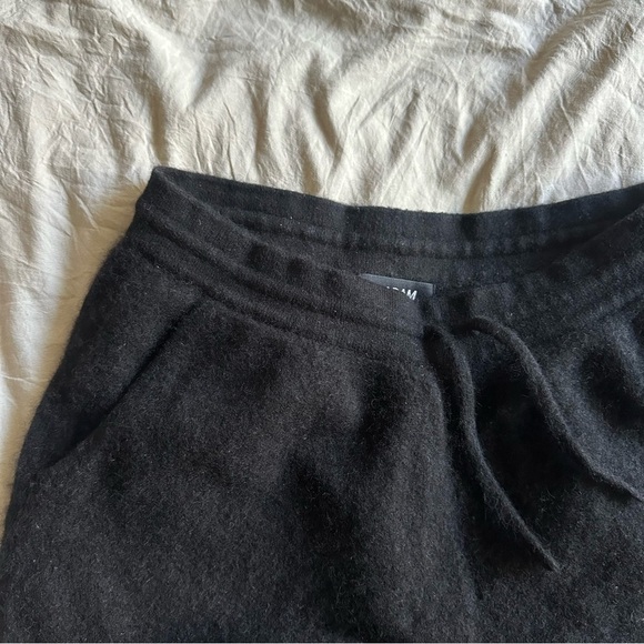 Naadam Off-Duty Cashmere Jogger in Black Small - Picture 13 of 16